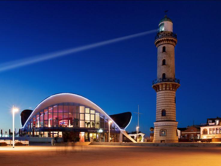 Leuchtturm und Teepott in Warnemünde