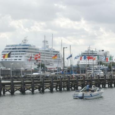Kreuzfahrtschiffe im Hafen von Warenmünde